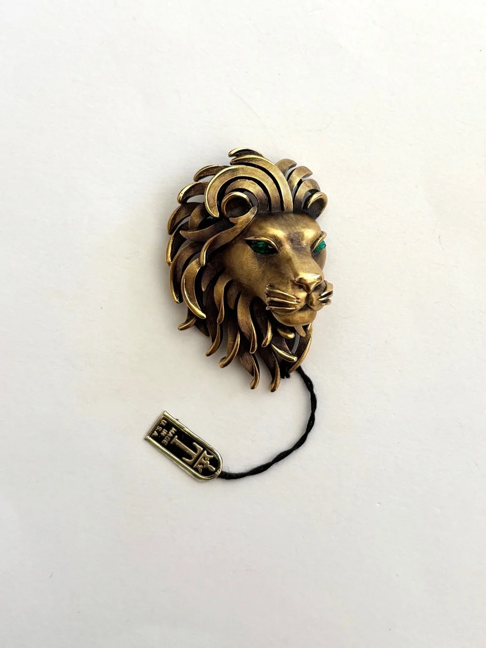 Vintage Crown Trifari golden lions head with green eyes brooch pin NWT